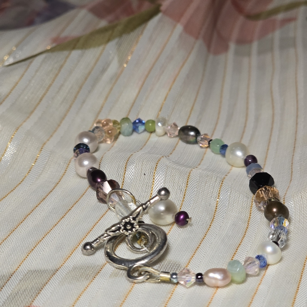 Beaded bracelet w floral silver toned metal findings